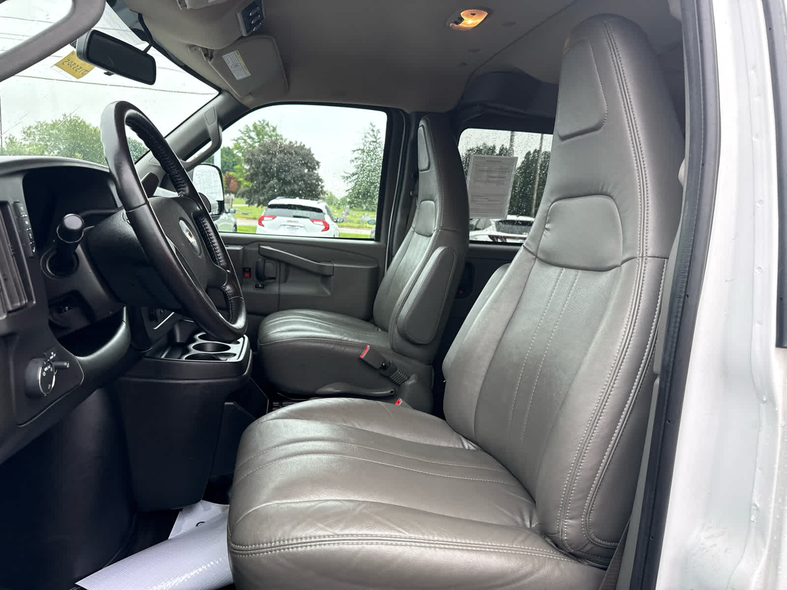 2023 Chevrolet Express Passenger 3500 1LS