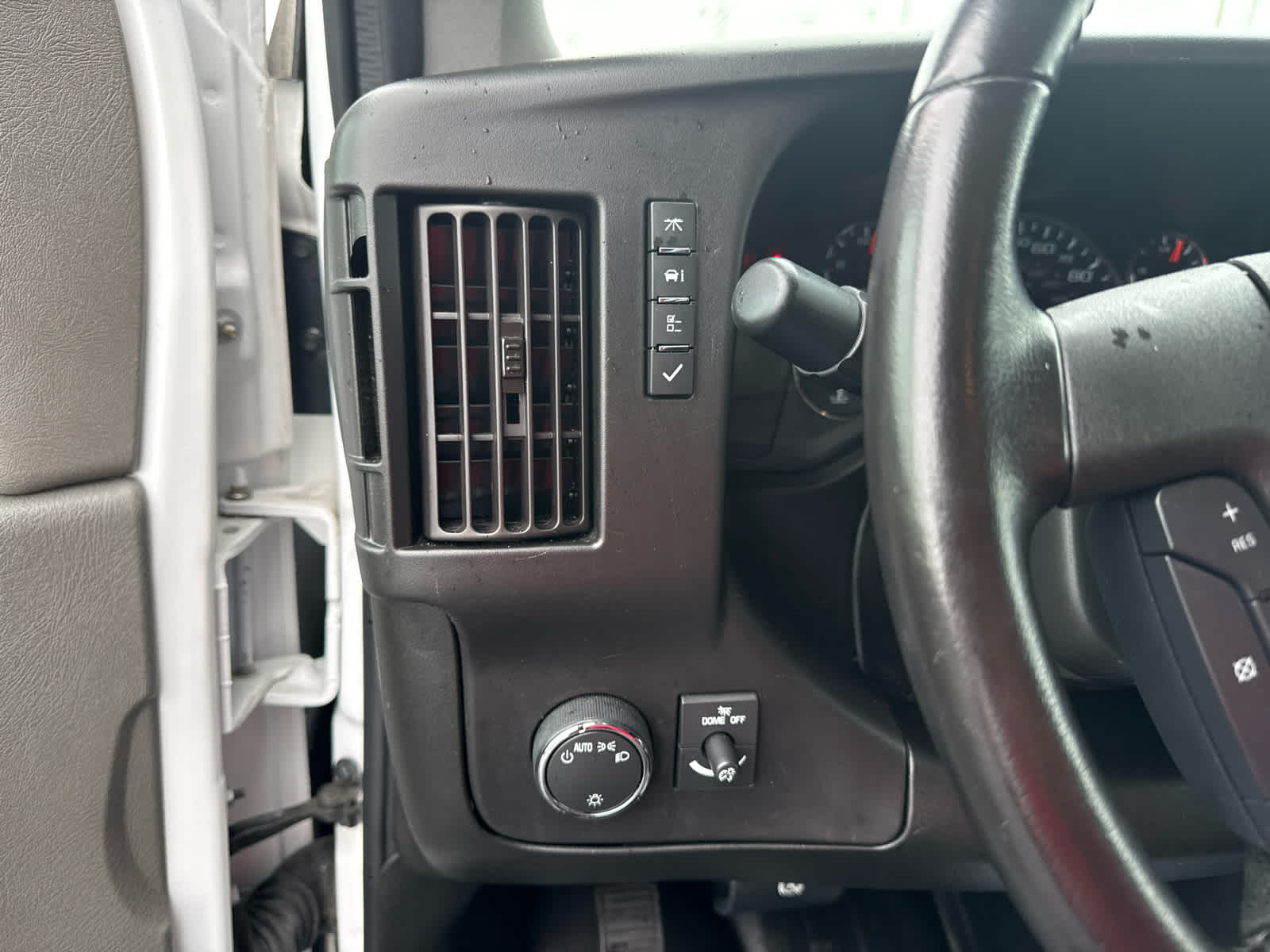 2023 Chevrolet Express Passenger 3500 1LS