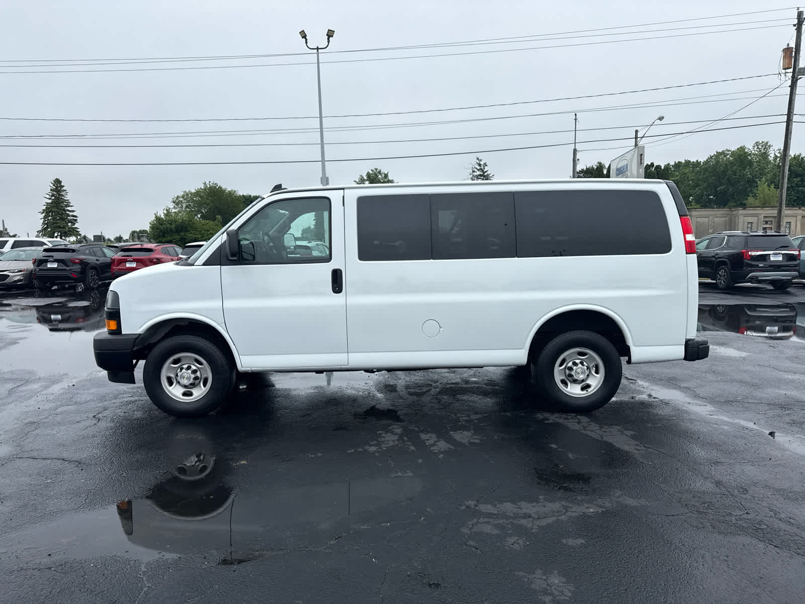 2023 Chevrolet Express Passenger 3500 1LS