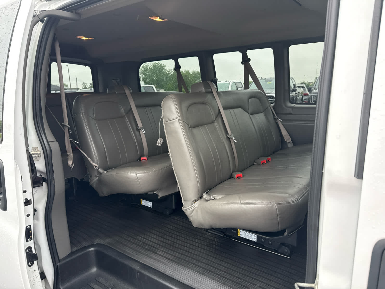 2023 Chevrolet Express Passenger 3500 1LS