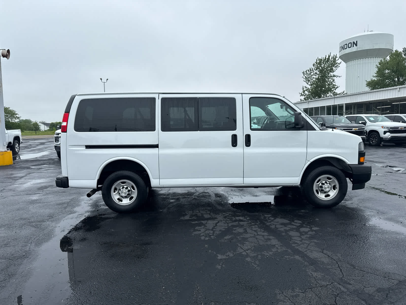 2023 Chevrolet Express Passenger 3500 1LS