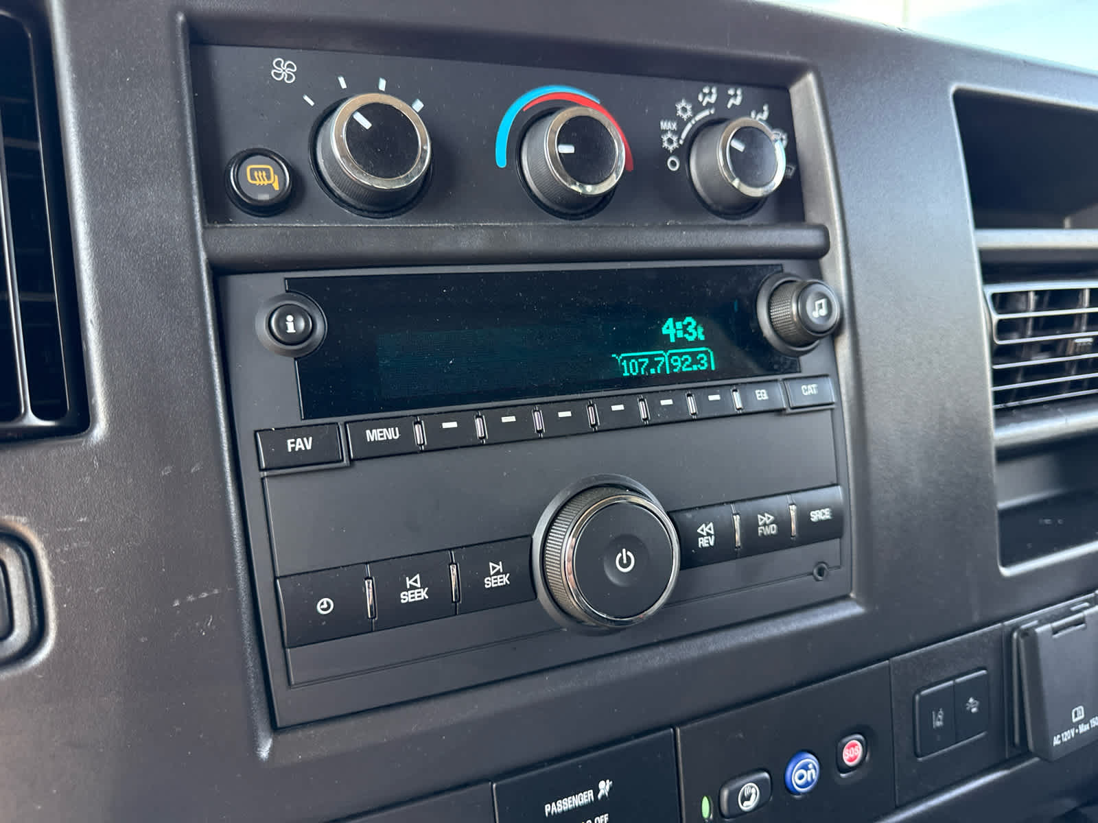 2024 Chevrolet Express Passenger 3500 1LT