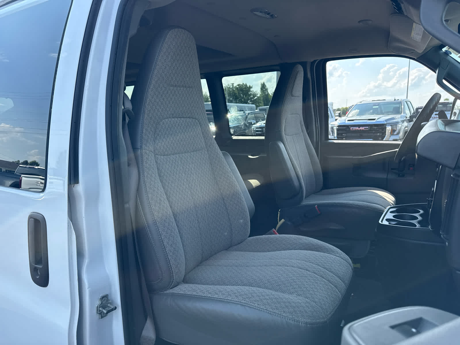 2024 Chevrolet Express Passenger 3500 1LT