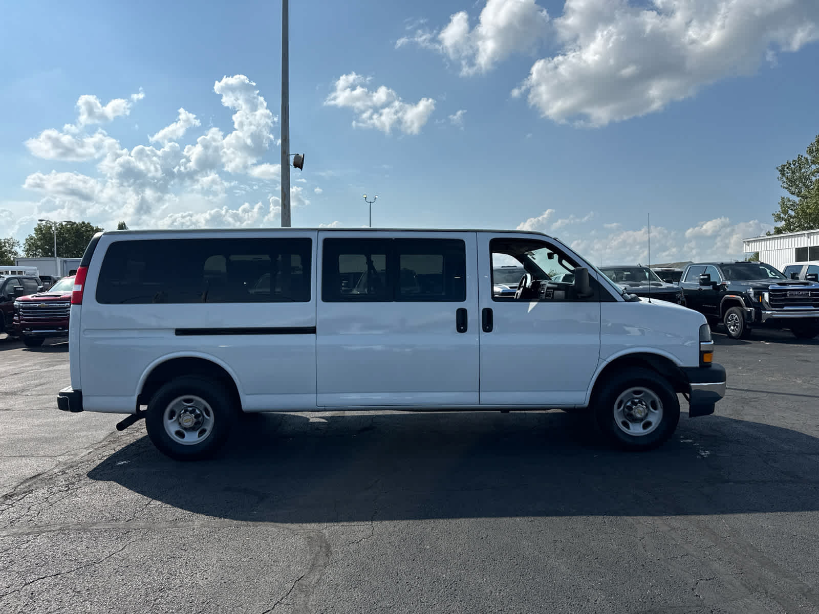 2024 Chevrolet Express Passenger 3500 1LT