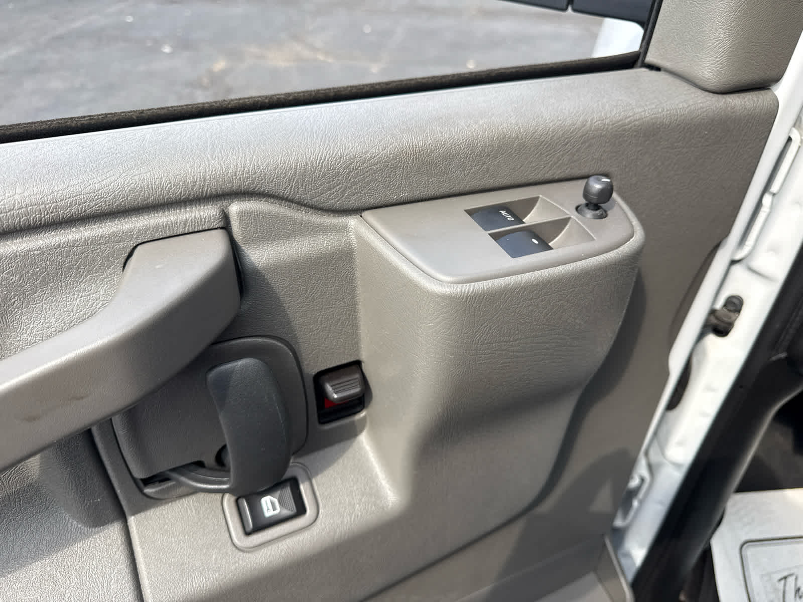 2024 Chevrolet Express Passenger 3500 1LT