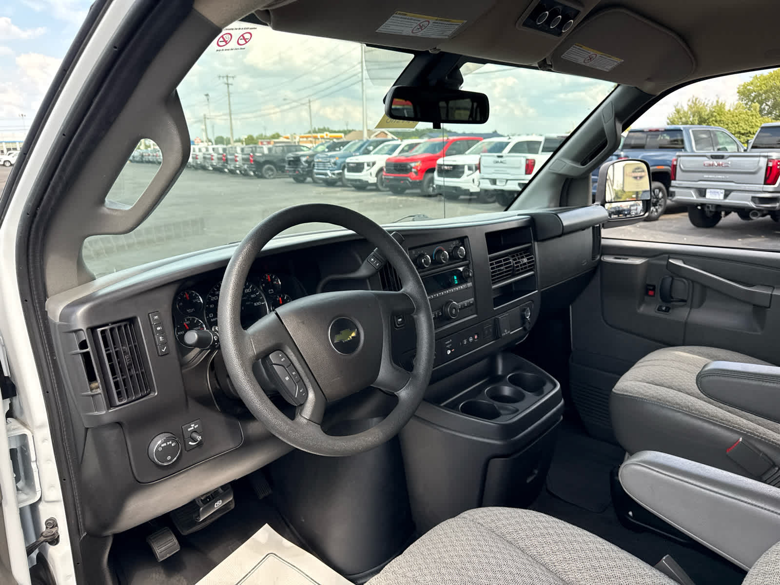 2024 Chevrolet Express Passenger 3500 1LT