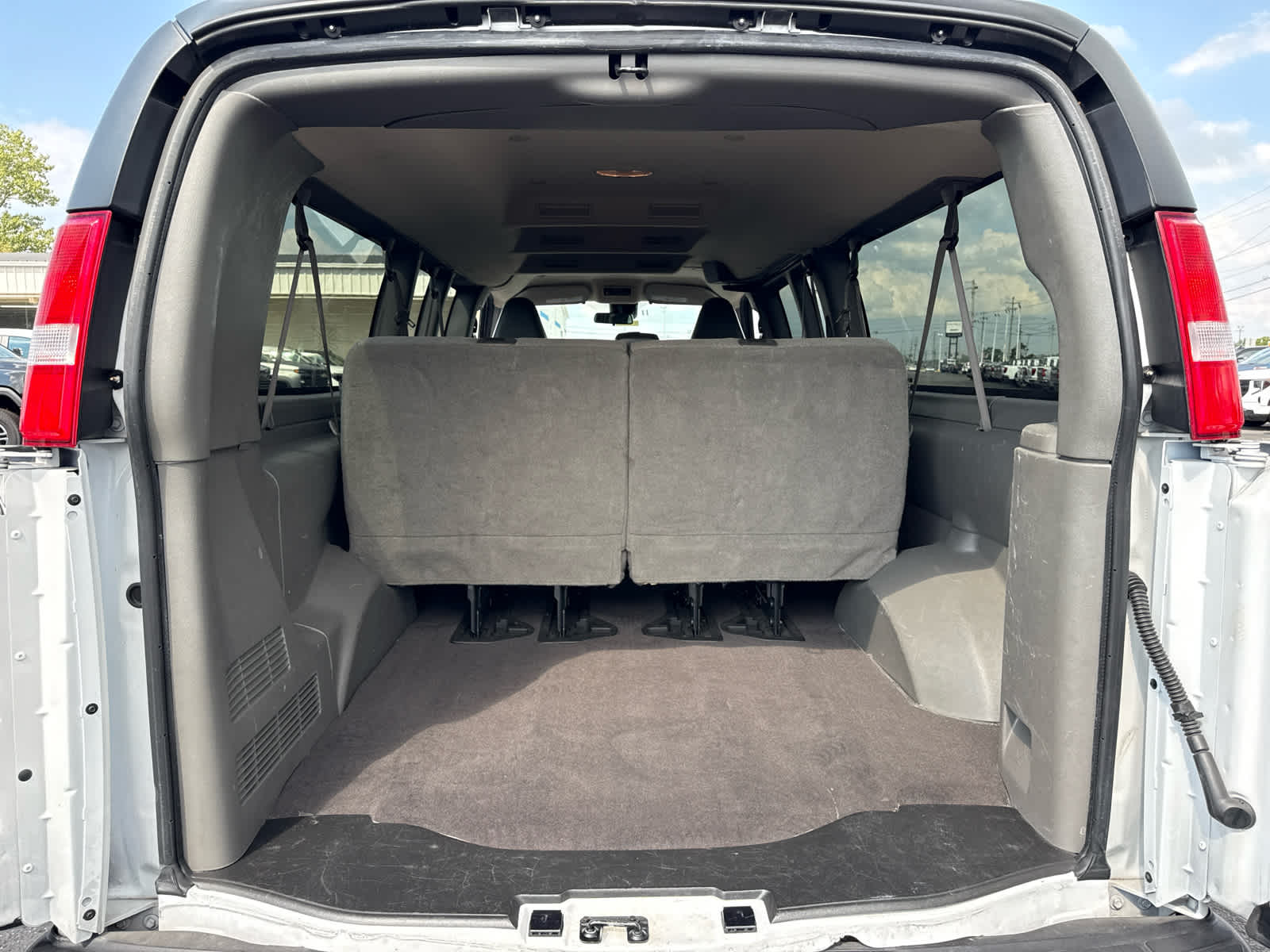 2024 Chevrolet Express Passenger 3500 1LT