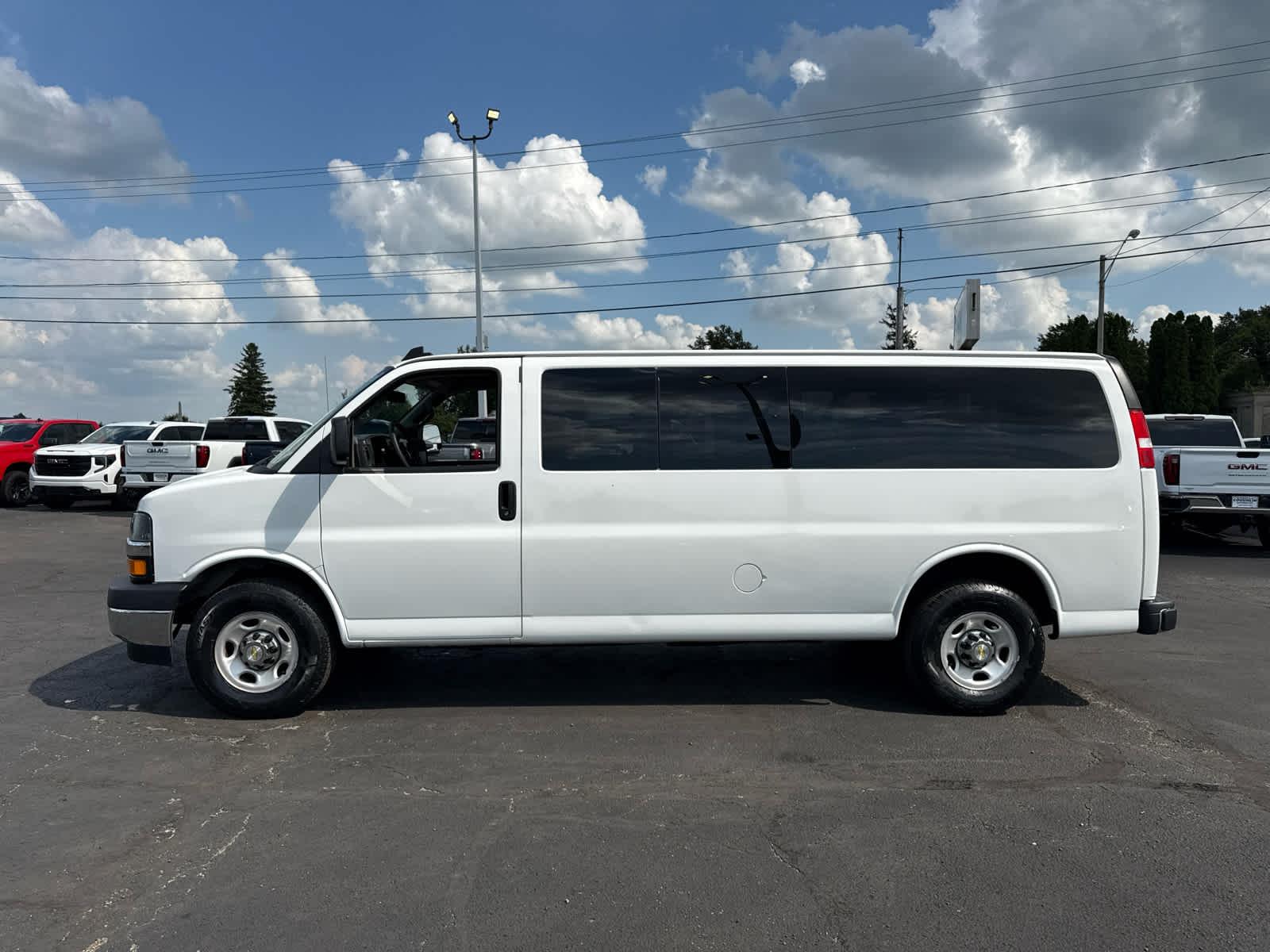 2024 Chevrolet Express Passenger 3500 1LT