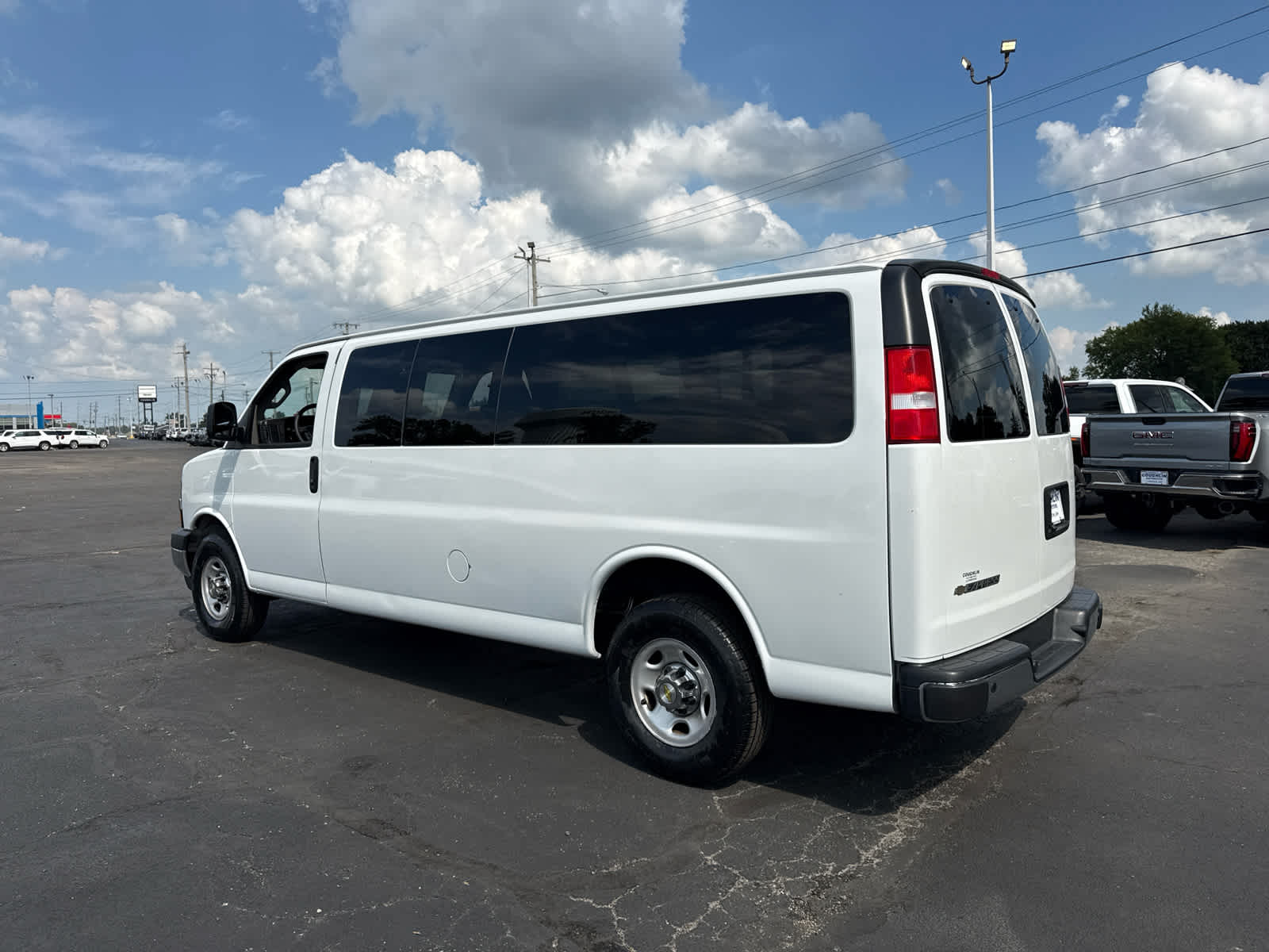 2024 Chevrolet Express Passenger 3500 1LT