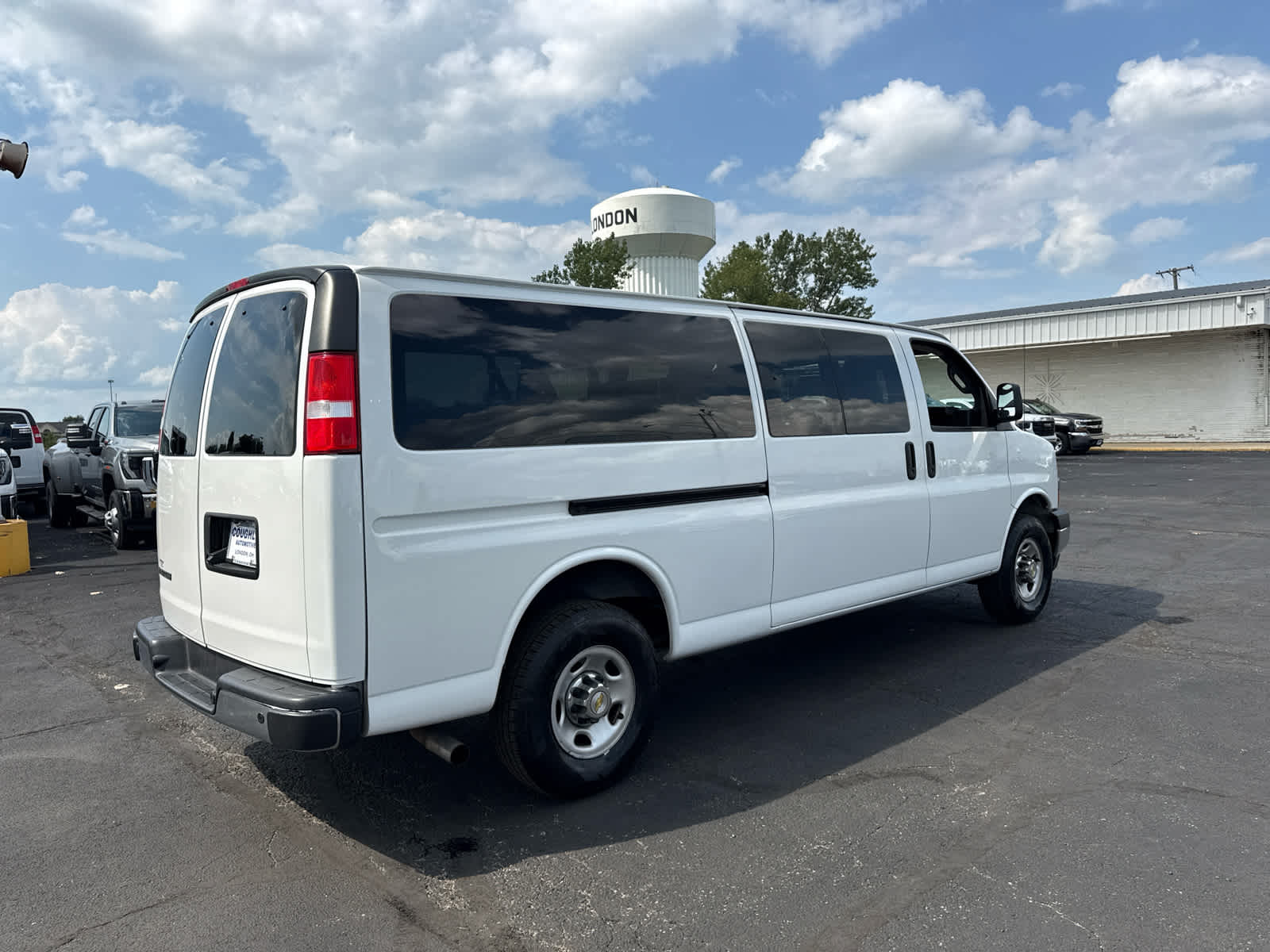 2024 Chevrolet Express Passenger 3500 1LT