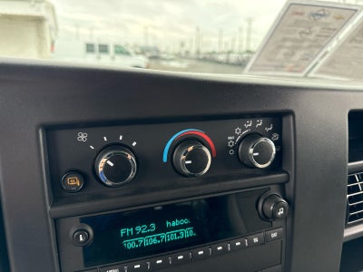 2025 Chevrolet Express Passenger 1LT