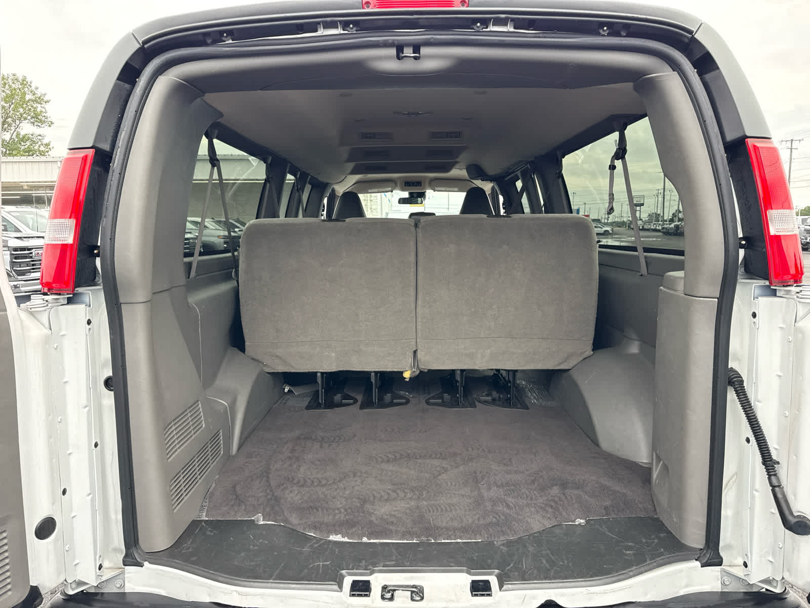 2025 Chevrolet Express Passenger 1LT