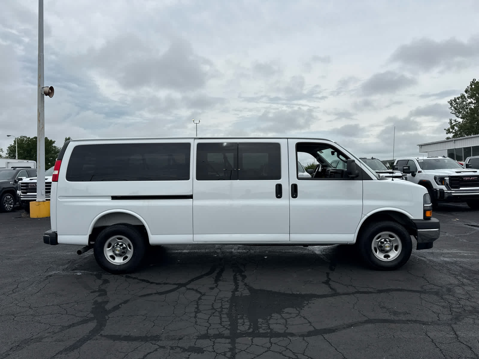 2025 Chevrolet Express Passenger 1LT