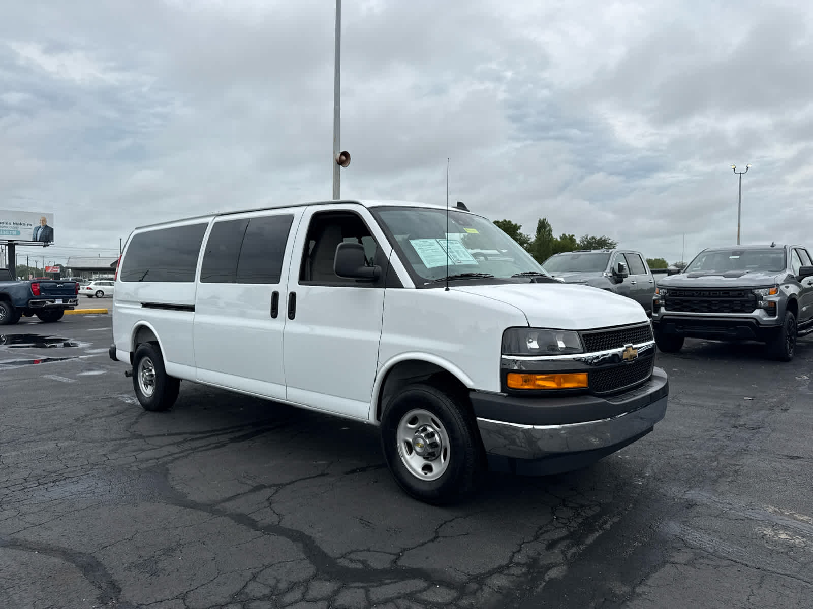 2025 Chevrolet Express Passenger 1LT