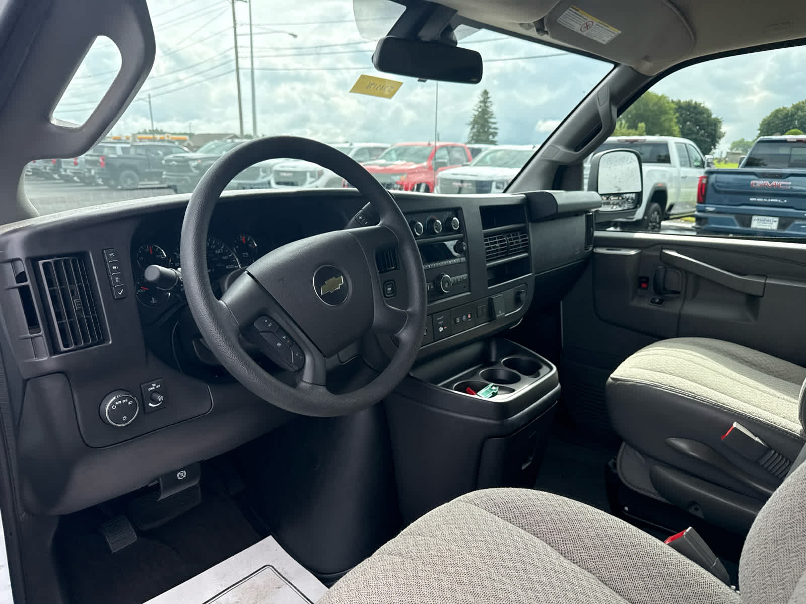 2024 Chevrolet Express Passenger 3500 1LT