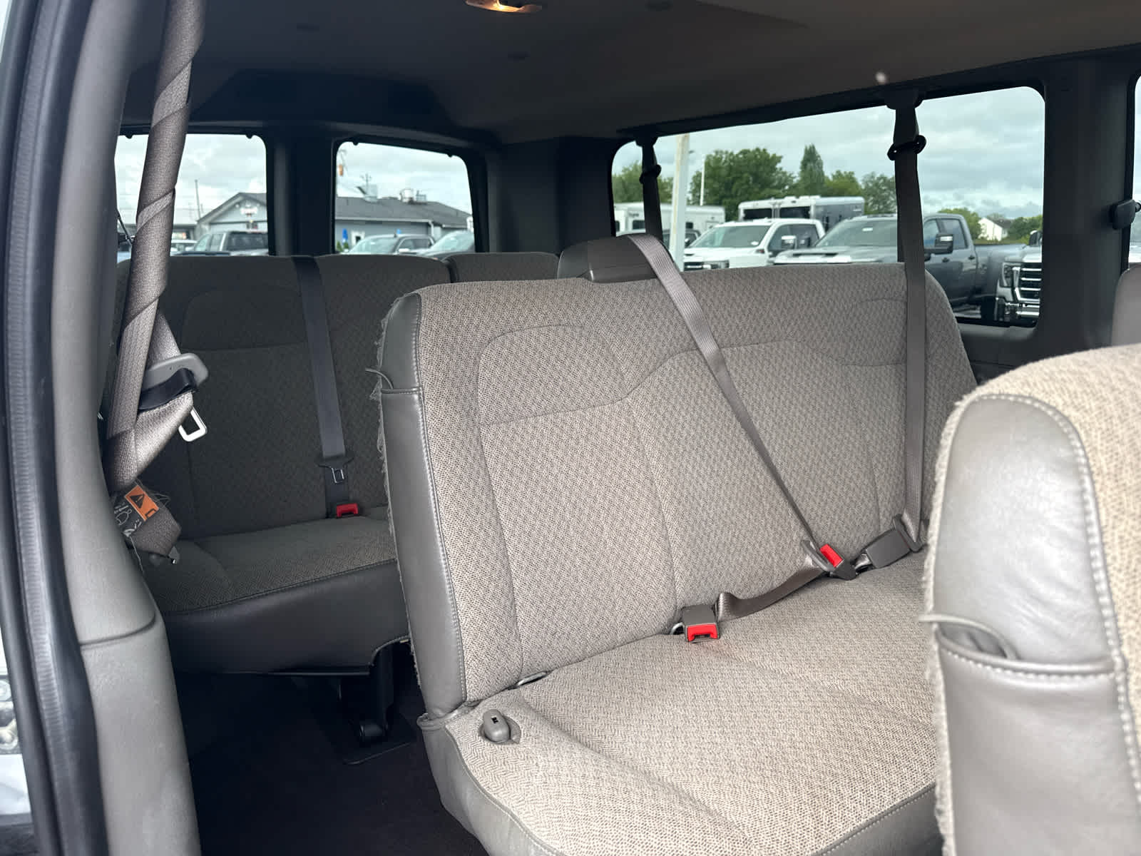2024 Chevrolet Express Passenger 3500 1LT
