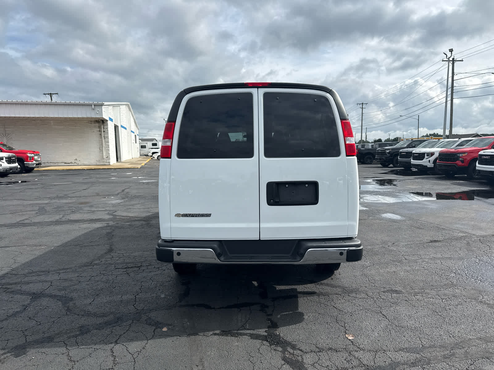 2024 Chevrolet Express Passenger 3500 1LT