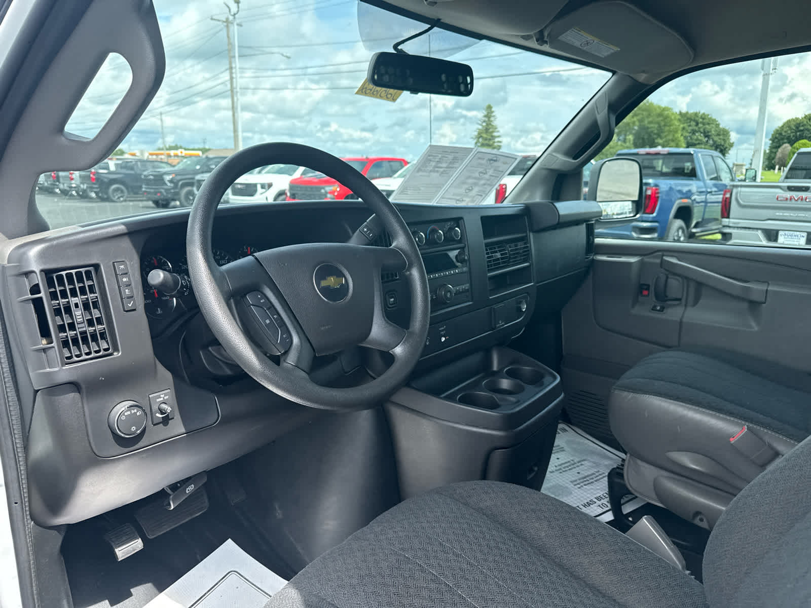 2025 Chevrolet Express Cargo WT