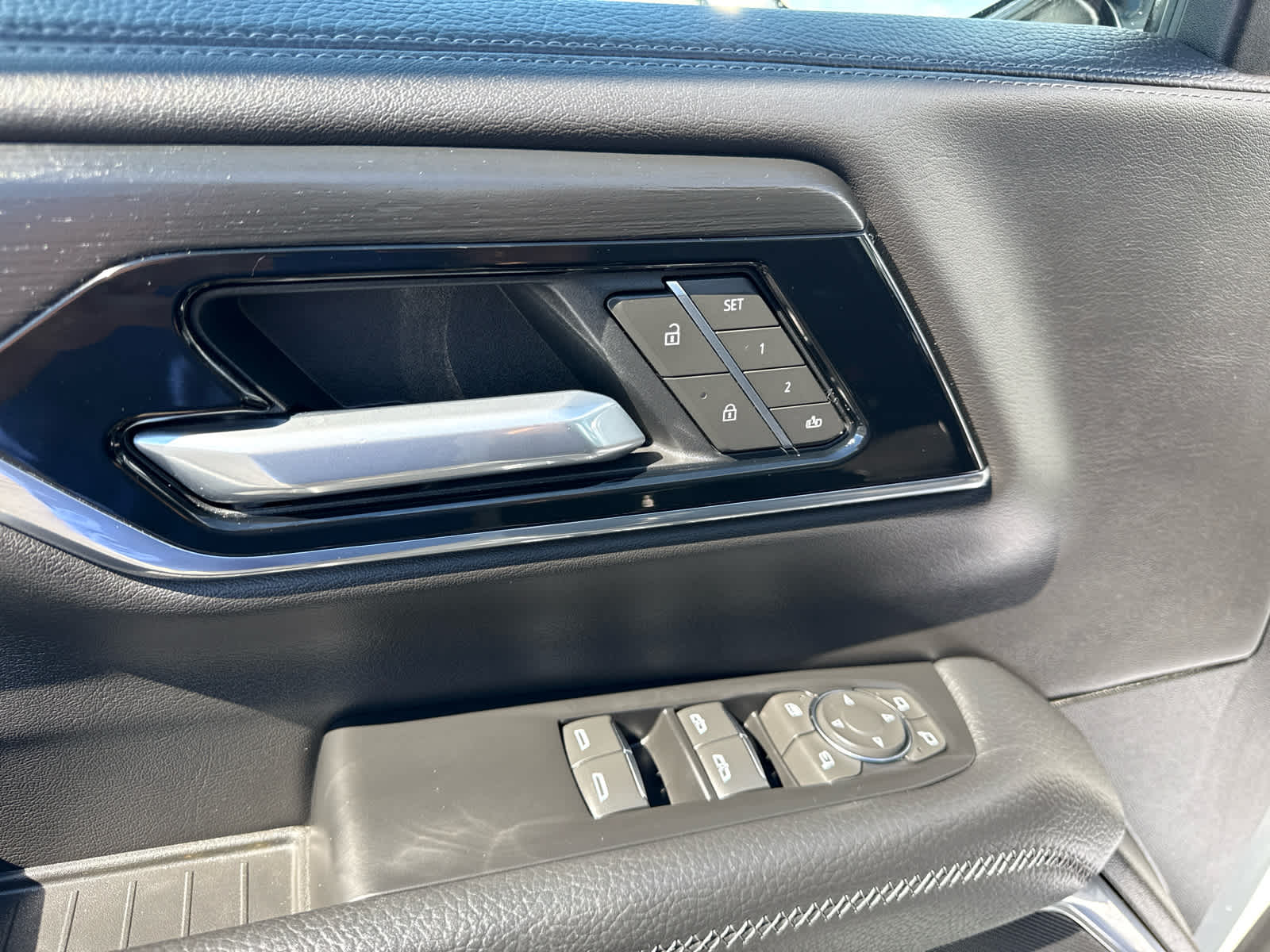 2025 GMC Yukon Denali - Photo 10