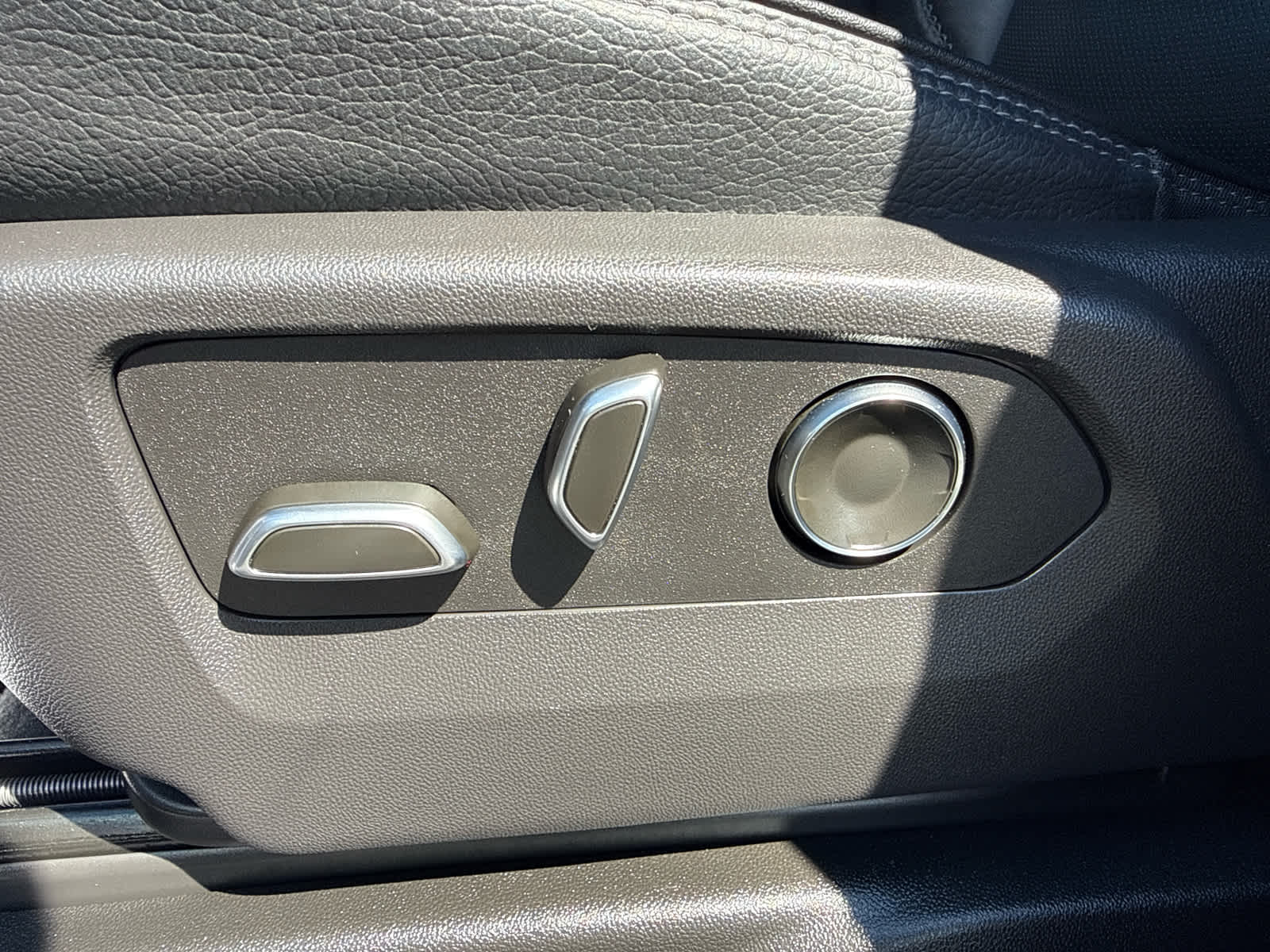 2025 GMC Yukon Denali - Photo 12