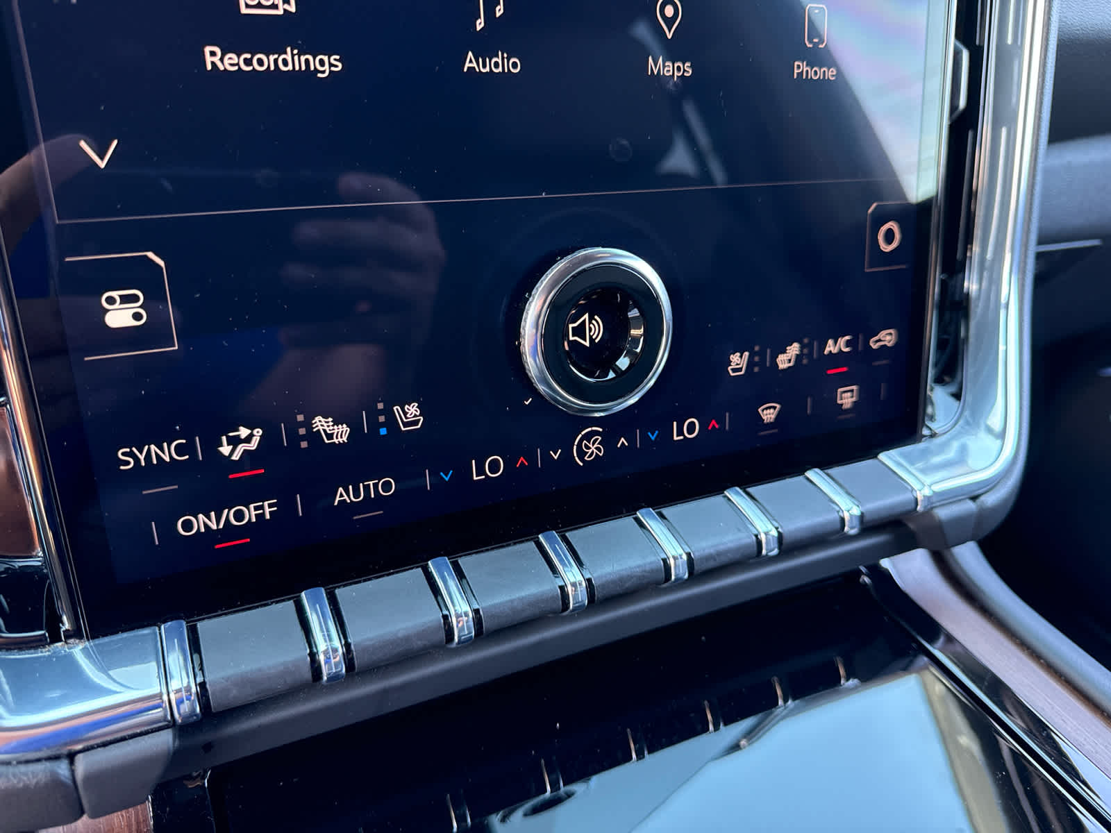 2025 GMC Yukon Denali - Photo 18