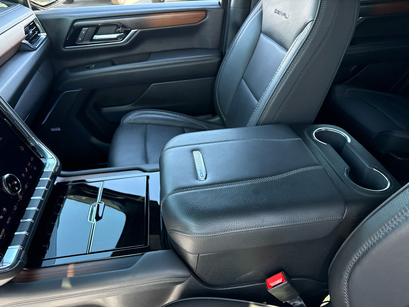 2025 GMC Yukon Denali - Photo 20