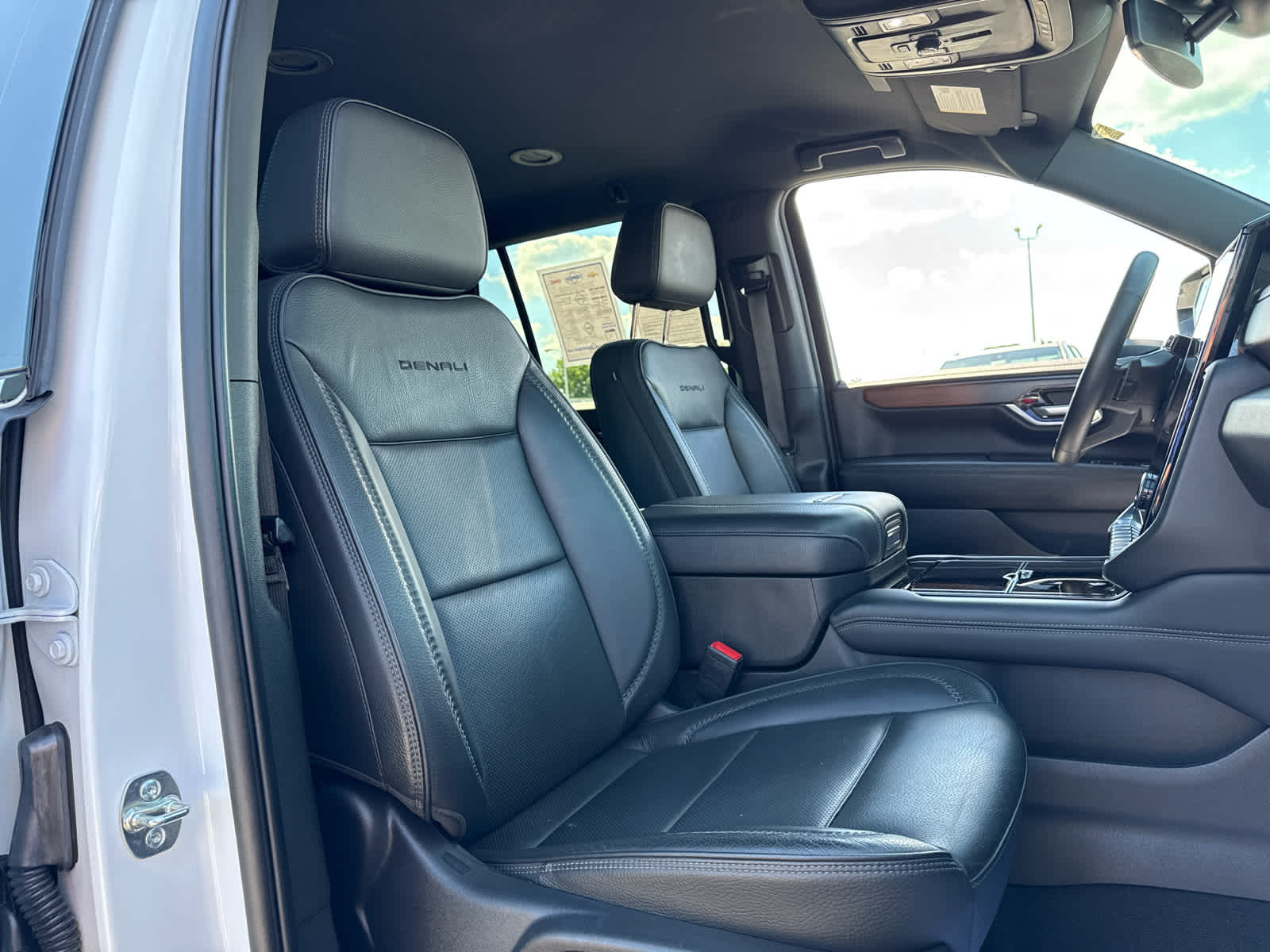 2025 GMC Yukon Denali - Photo 24