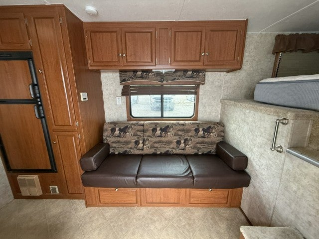 2010 BISON 4 HORSE LQ Base